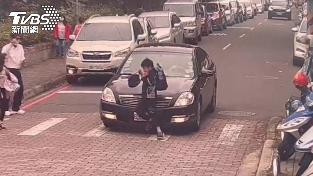 新竹建功國小男童過馬路險被闖紅燈的轎車撞飛。（圖／警方提供）