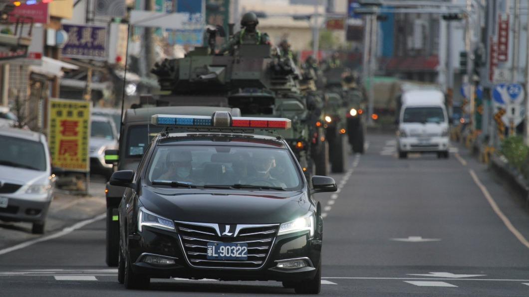 十軍團百輛軍車進恆春，民眾高喊加油。（圖／Taiwan ADIZ粉專提供）