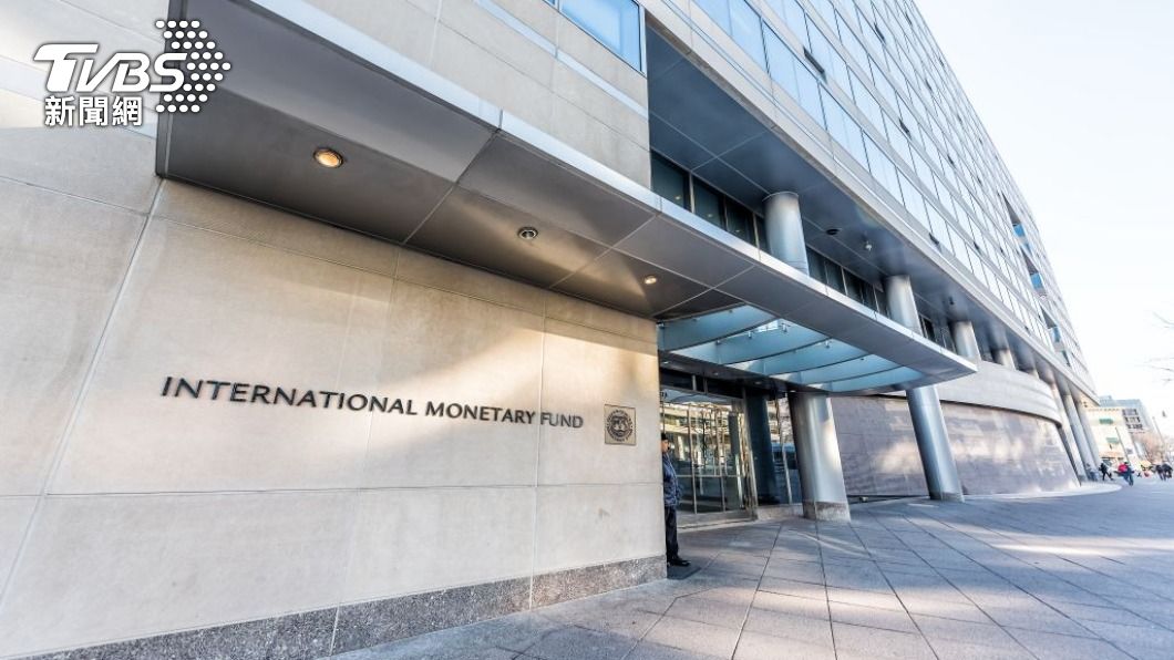 國際貨幣基金IMF11日公布預測，全球年度經濟成長率下修為2.8%，通膨率可能仍高達7.0%。（圖／shutterstock）