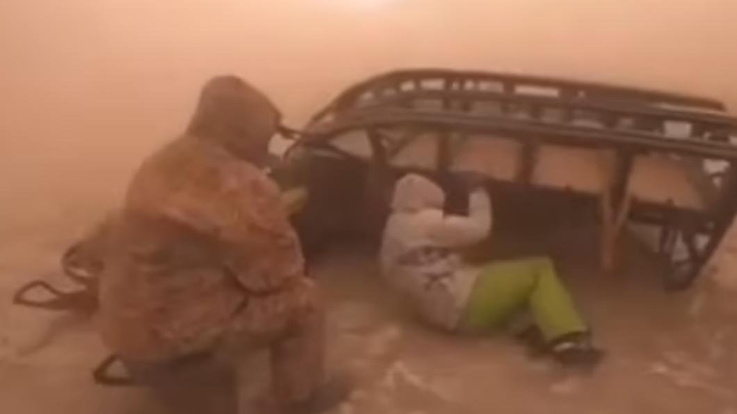 一群俄羅斯火山科學家做研究時遇上火山爆發，趕緊搭建避難處。（圖／翻攝自《每日郵報》）