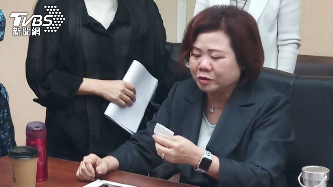 勞動部長許銘春在立法院落淚。（圖／讀者提供）