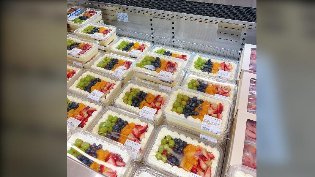 好市多水果千層蛋糕推出盒裝版。（圖／翻攝自「Costco好市多 商品經驗老實說」臉書）