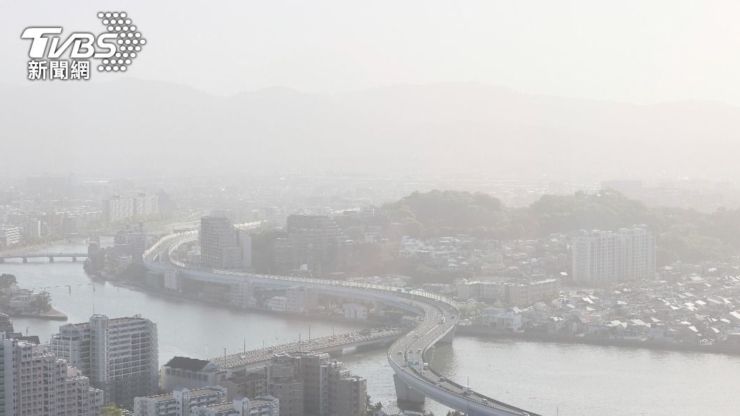 日本九州福岡縣受沙塵暴影響，天氣灰濛、能見度相當差。（圖／達志影像美聯社）
