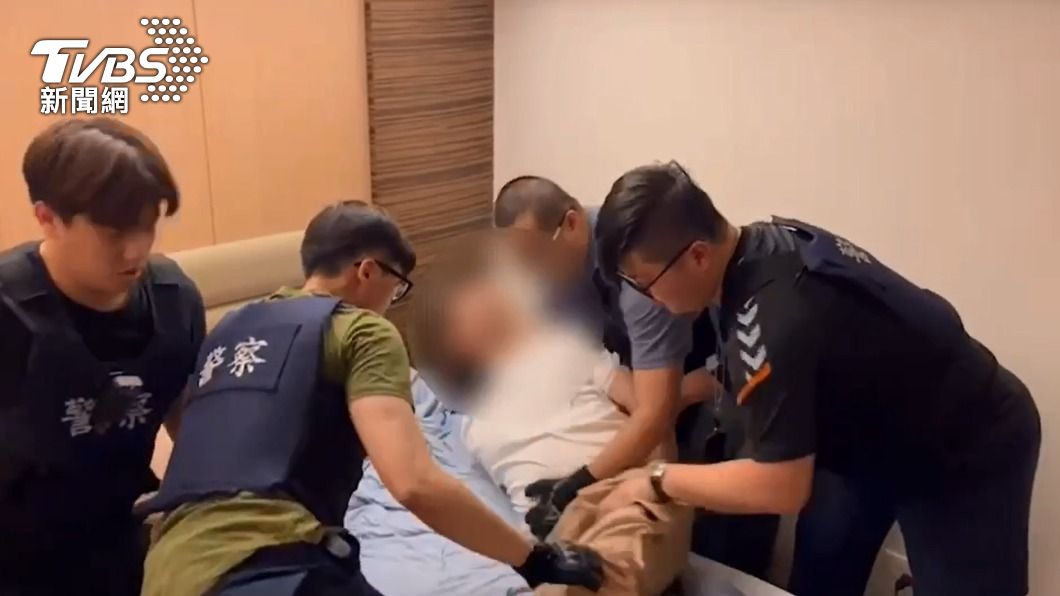 蔄姓通緝犯被警方壓制逮捕。（圖／TVBS）