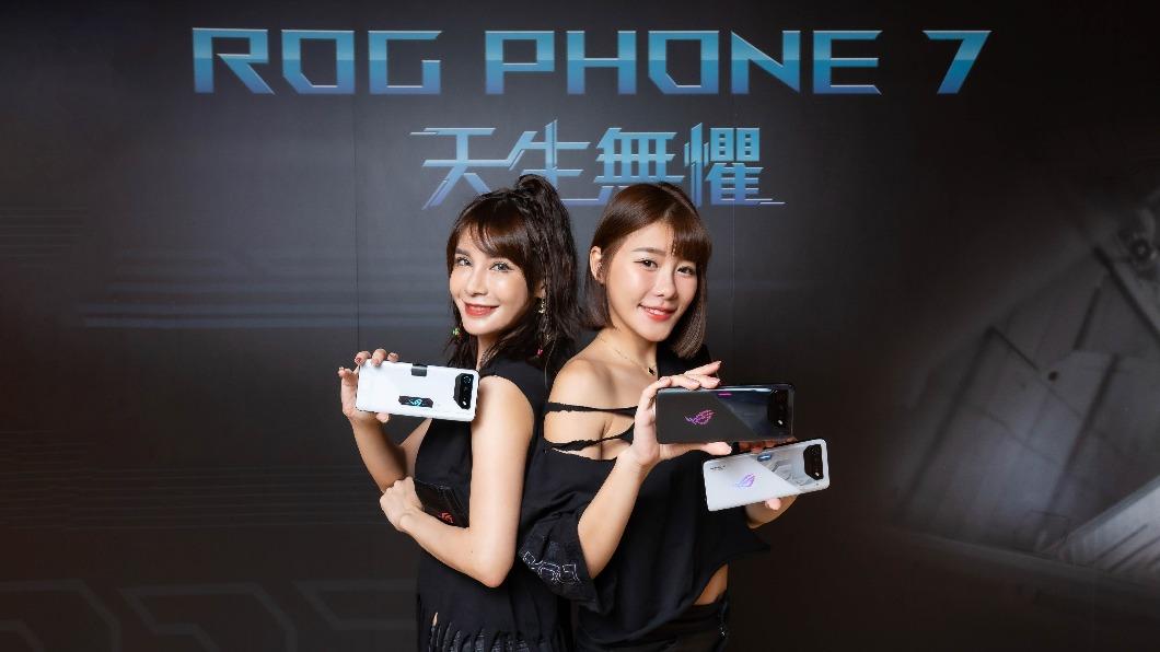ROG Phone 7/ ROG Phone 7 Ultimate亮相。（圖／華碩提供） 入手門檻變高！ROG Phone 7效能升級　風扇還增喇叭