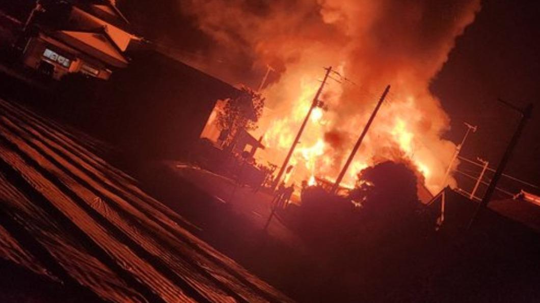 青森縣一處民宅13日發生大火，附近目擊者表示，火勢異常猛烈，不像是普通的火災。（圖／翻攝自推特）