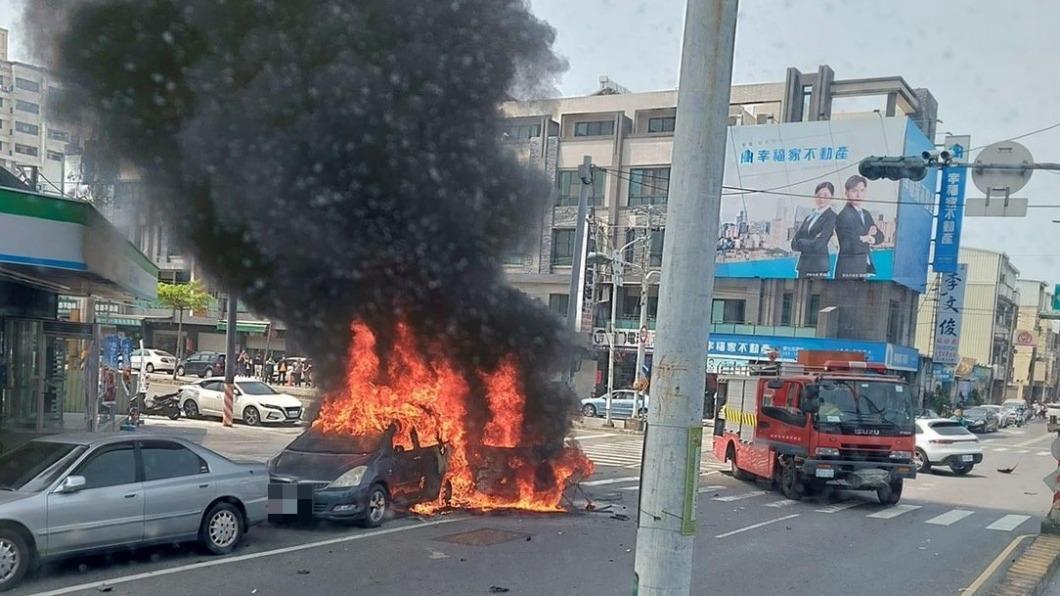 台南發生火燒車事故。（圖／翻攝自記者爆料網）