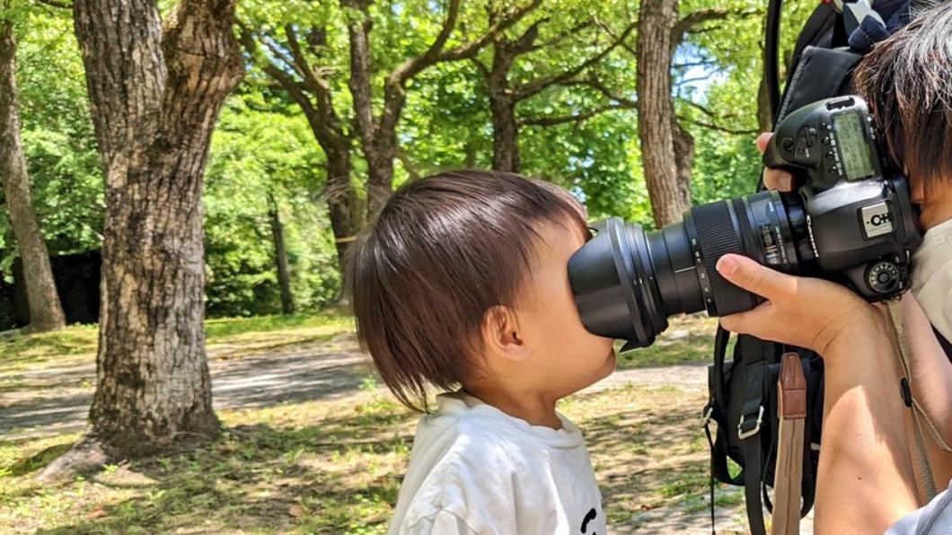 日本一名攝影師爸爸想為女兒留影，卻發生了爆笑一幕。（圖／翻攝自@SIMNA_Cam推特）