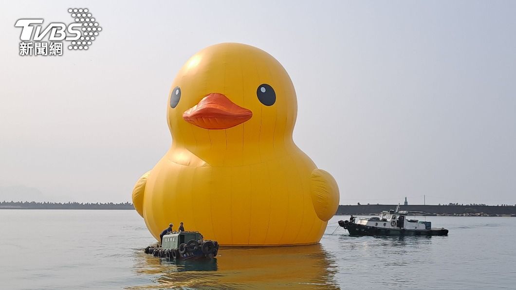 國外委託台灣廠商製作的「黃色小鴨」，在基隆港進行測試。（圖／ＴＶＢＳ）