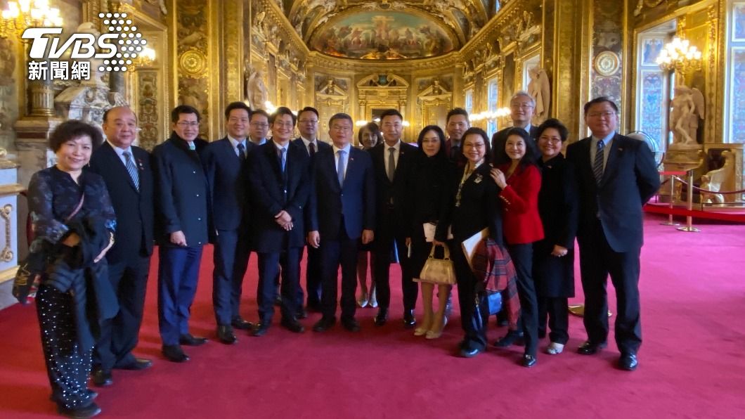 台灣立委團於法國參議院大廳合影。（圖／中央社）