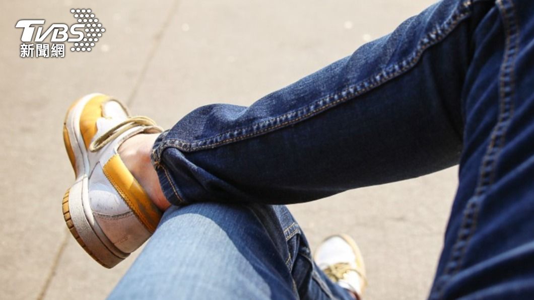 日本研究指出抖腳等於健走。（示意圖／shutterstock達志影像）