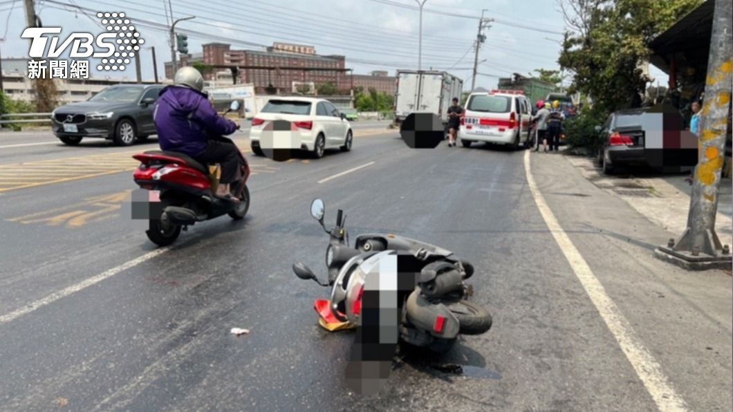 貨車黑油滴整路，4騎士中招「犁田」。（圖／TVBS）