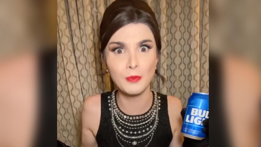 美國知名跨性別網紅戴蘭（Dylan Mulvaney）幫百威啤酒（Budweiser）業配產品「百威淡啤」（Bud Light）。（圖／翻攝自《紐約郵報》）