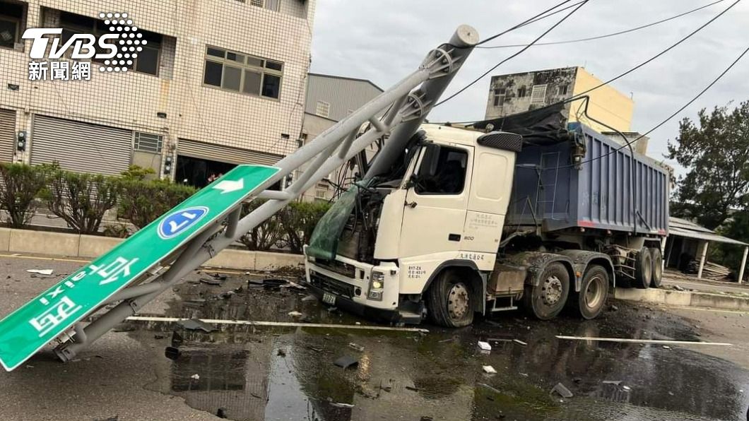 大車扯爆電桿，維修費恐做半年白工。（圖／TVBS）