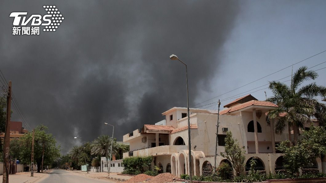 喀土穆住宅區附近竄出濃濃黑煙。（圖／達志影像美聯社）
