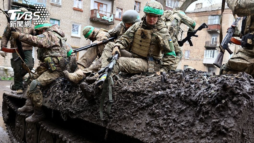 烏克蘭軍人從巴赫姆特附近的激烈戰鬥中返回。(圖／達志影像路透社)