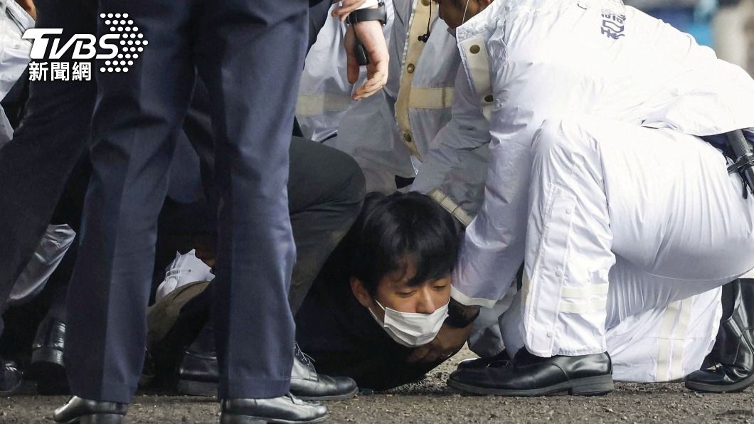襲擊日相岸田文雄的犯嫌木村隆二遭壓制逮捕。（圖／達志影像路透社）