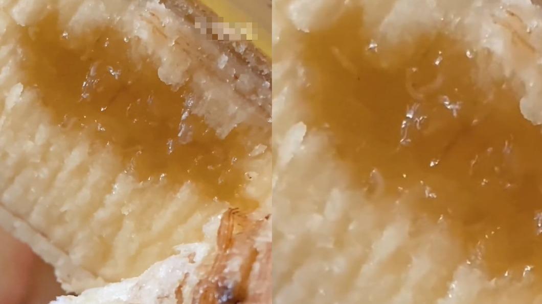 透明細小的蟲子在熟透的香蕉果肉裡蠕動。（圖／翻攝自微博）