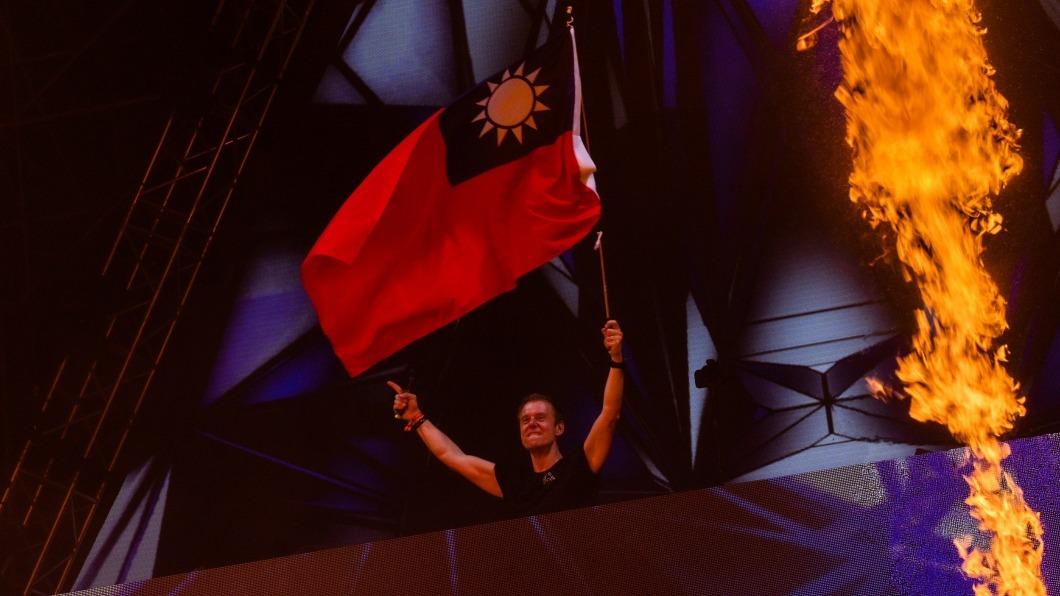 「曼神」阿曼凡布倫高舉台灣國旗。（圖／UMF提供）
