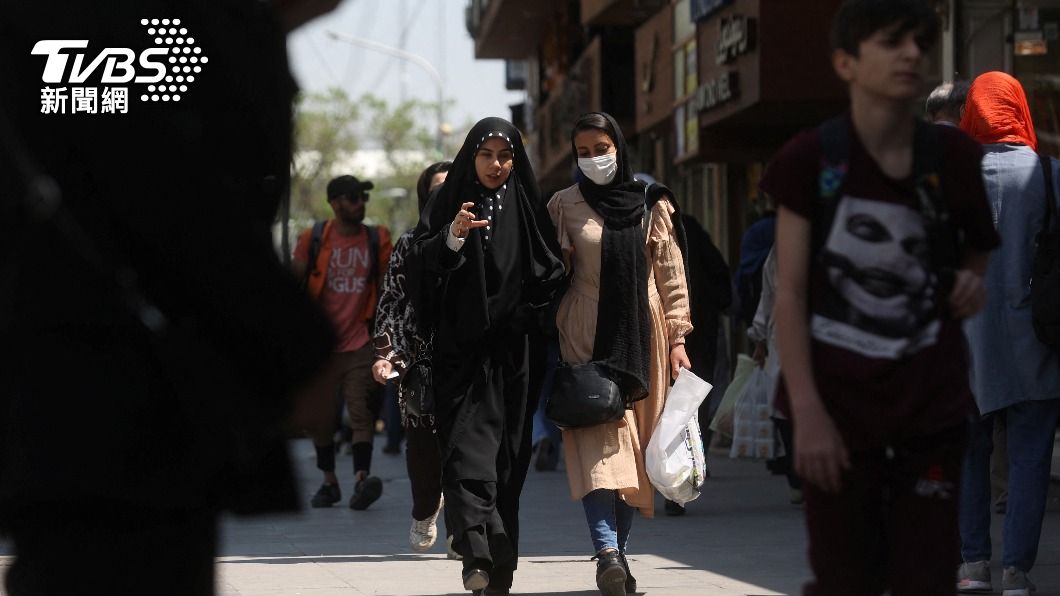 伊朗女性被嚴格監控必須佩戴頭巾。（圖／達志影像路透社）