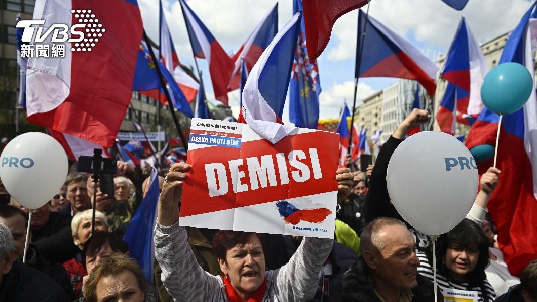 捷克民眾在布拉格舉行示威活動。（圖／達志影像美聯社）
