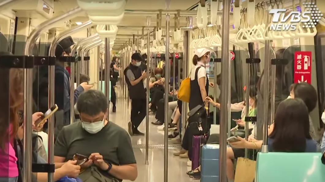雖然口罩解封但捷運上仍有9成民眾都戴著口罩。（圖／TVBS）