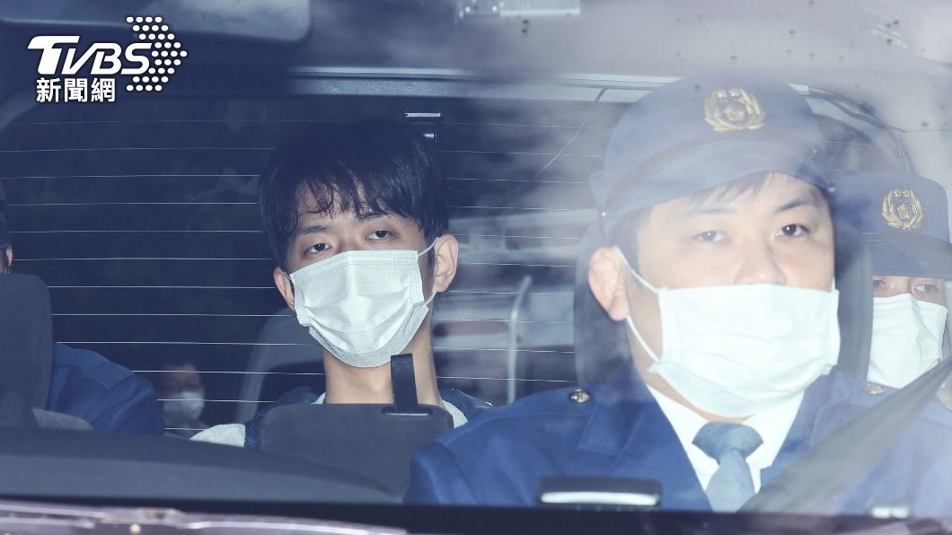 被以現行犯逮捕的24歲男子木村隆二（左）。（圖／達志影像美聯社）