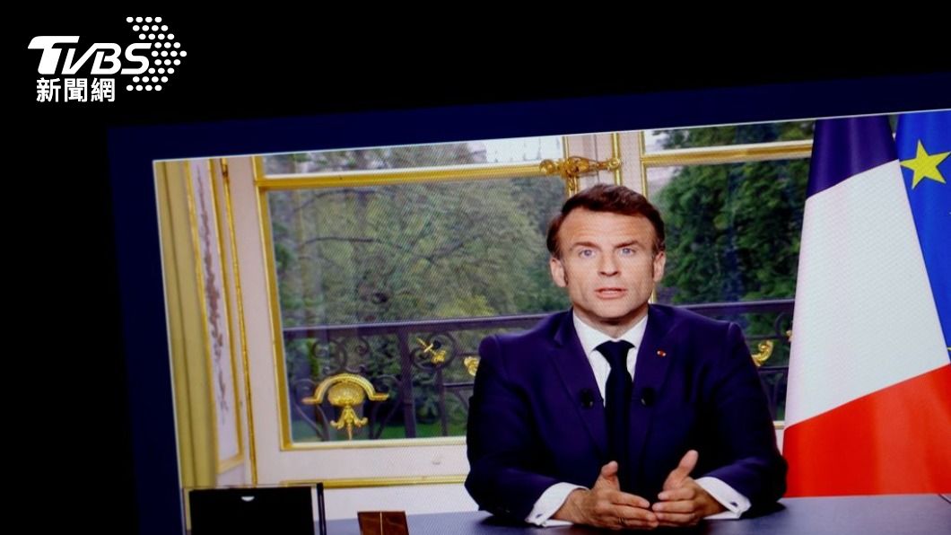 法國總統馬克洪17日晚間發表電視演說，強調傾聽到民眾，對提高法定退休年齡的憤怒，但他強調退休體制改革勢在必行。（圖／路透社）