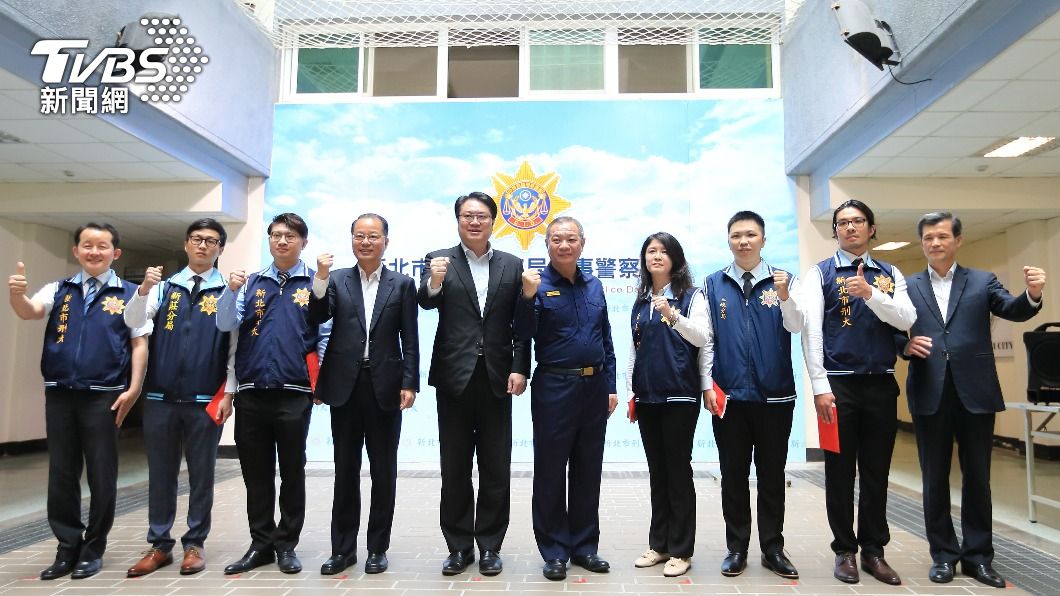 林右昌與警政署長黃明昭（左4）表揚有功人員。（圖／TVBS）