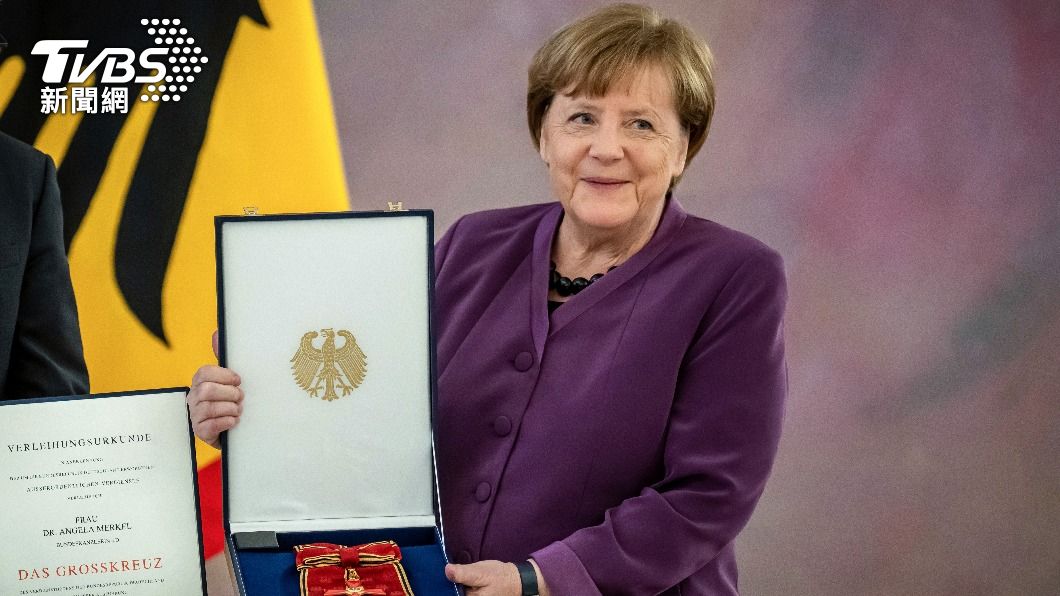 德國前總理梅克爾獲頒德國最高榮譽勳章。（圖／達志影像美聯社）