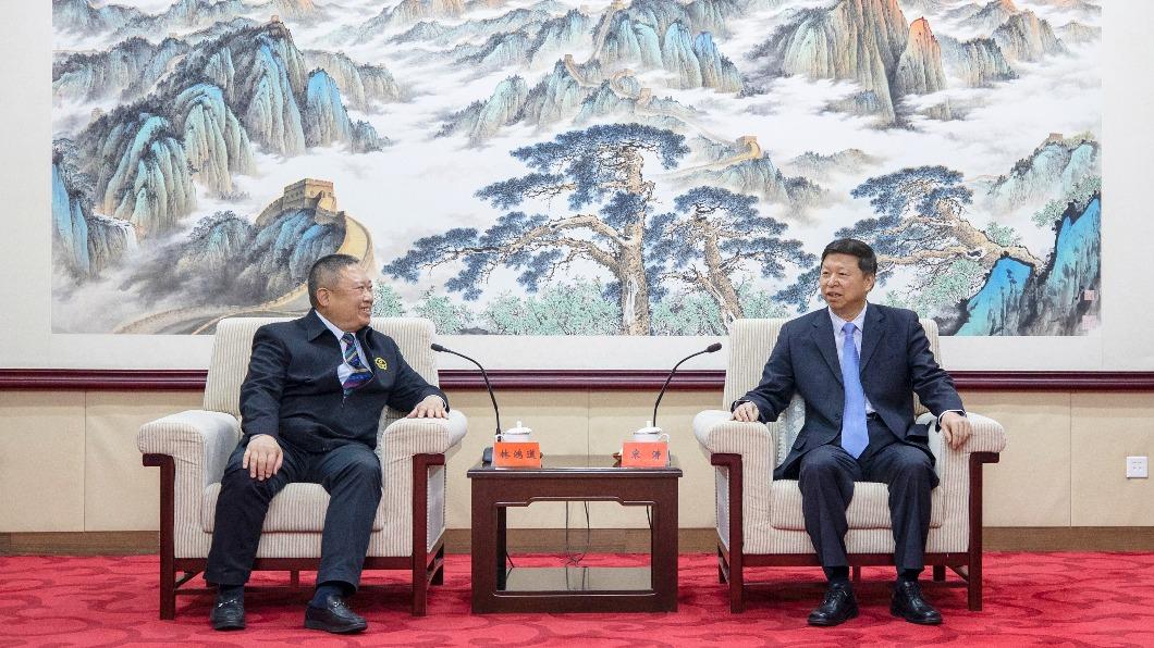 中華奧會主席林鴻道（左）與中國大陸國台辦主任宋濤（右）會面。（圖／翻攝自國台辦微博）