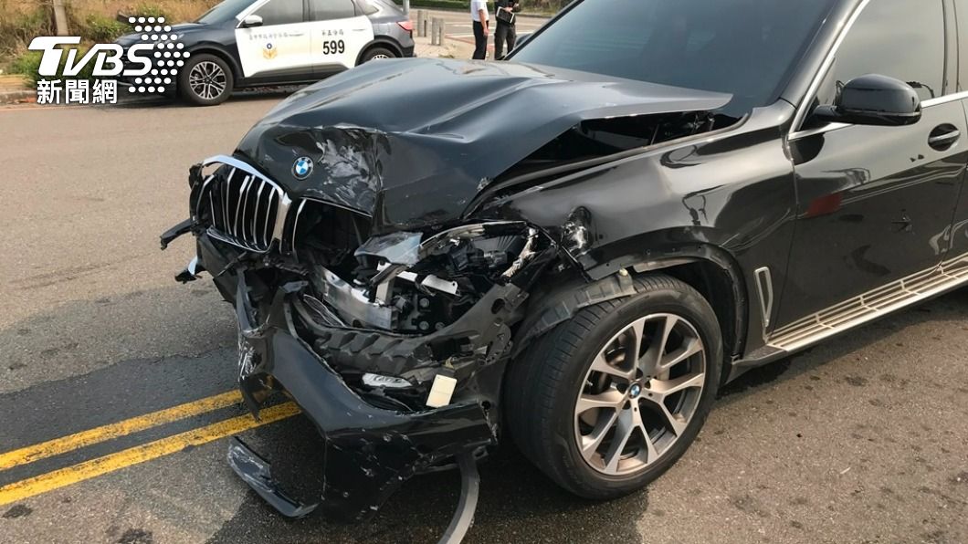 BMW休旅車被撞毀。（TVBS）