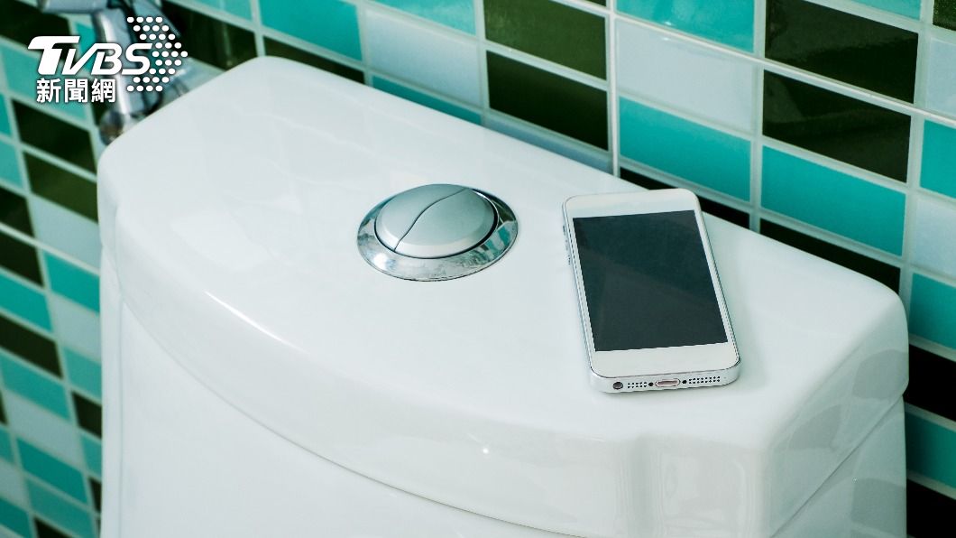 手機帶進浴室卻引發慘案。（示意圖／Shutterstock達志影像）