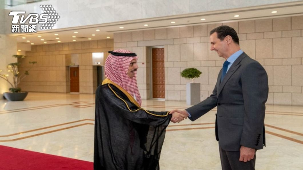 沙烏地阿拉伯才剛跟伊朗恢復邦交，沙烏地阿拉伯與敘利亞的外交關係也跟著回暖。敘利亞總統阿塞德，周末與到訪的沙國外長費瑟會面。（圖／路透社）