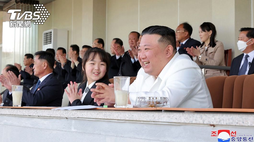 金正恩視察北韓「國家宇宙開發局」。（圖／達志影像美聯社）