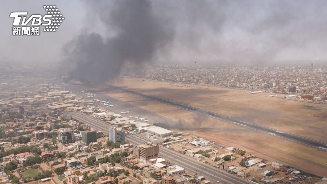 蘇丹首都喀土穆上空冒出黑色濃煙，平民死傷慘重。（圖／達志影像路透社）