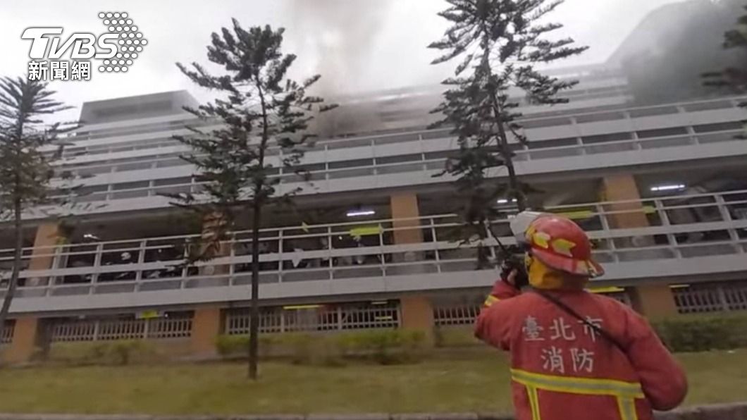 台灣大學工科海洋實驗室起火。（圖／TVBS）