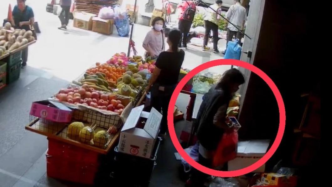 女子趁著工作人員回頭的一瞬間，順手偷走零錢盤後，立即裝入手中的塑膠袋中，整個行竊過程都被監視器錄了下來。（圖／店家提供）