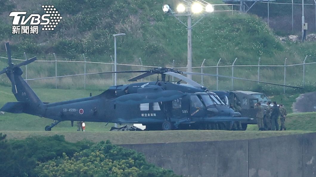 被打撈上來的遺體透過直升機、車輛移送至沖繩。（圖／達志影像美聯社）