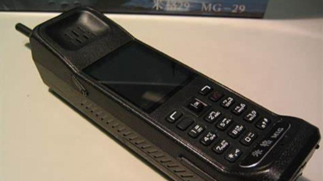 摩托羅拉在1983年推出俗稱「黑金剛」的手機。（圖／翻攝自爆廢公社臉書）