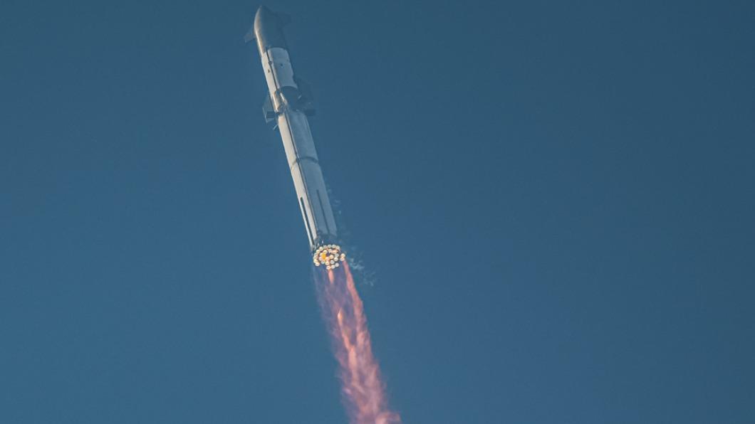 史上最大火箭SpaceX星艦發射成功，不料飛行4分鐘後就爆裂。（圖／翻攝自SpaceX 推特）