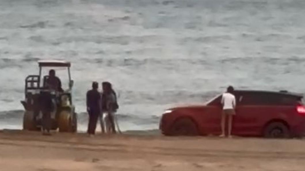 有民眾在福隆沙灘上，看到價值４５０萬元的休旅車卡在沙灘上，動彈不得。（圖／民眾提供）