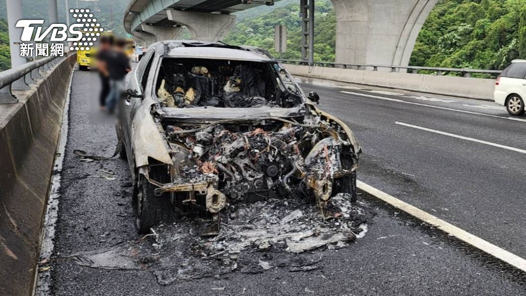 瑪莎拉蒂休旅車起火燃燒。（圖／TVBS）