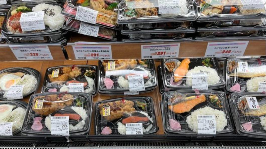 網友在日本超市看到這些裝滿滿的便當，只要約台幣74元。（圖／翻攝自PTT）