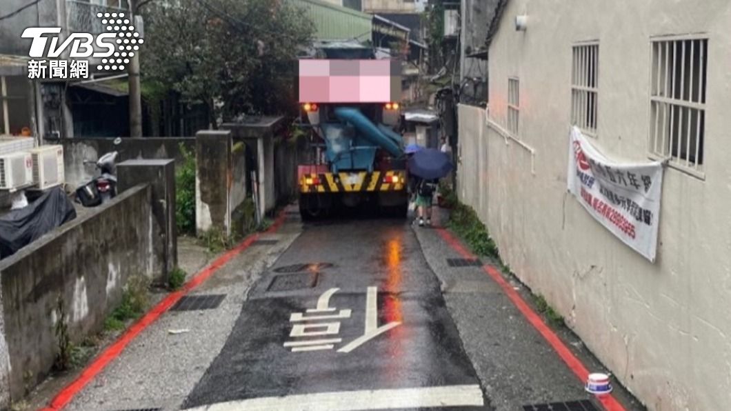 混凝土車逆向硬擠北投小巷 勾斷電纜害91戶停電罰慘了│TVBS新聞網
