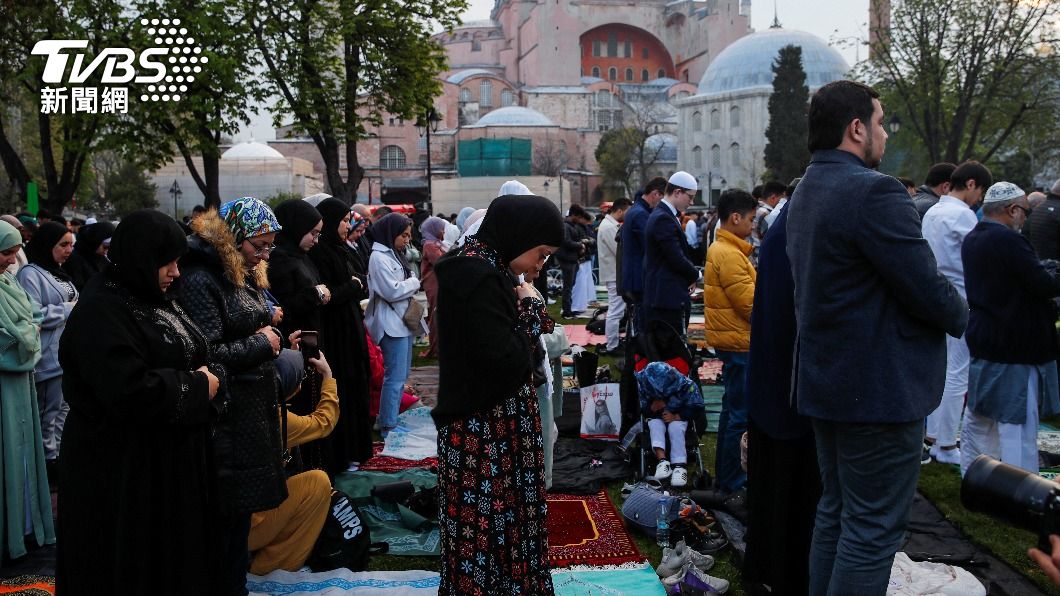 開齋節21日開始，土耳其民眾也赴藍色清真寺為地震災區祈福。（圖／達志影像路透社）