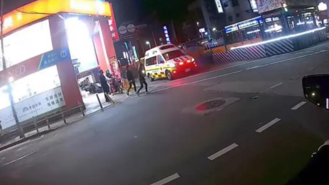 網友直擊救護車在路口停車，行人見狀立即穿越馬路。（圖／翻攝爆料公社）