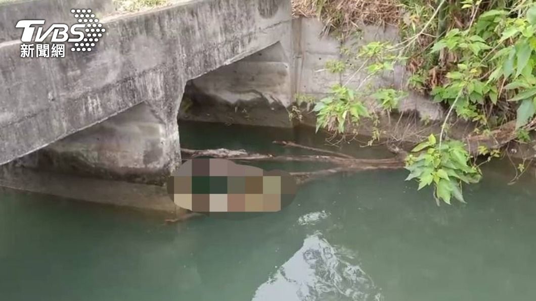 關山大圳幹7幹8閘門前發現一具遺體被樹枝卡在橋墩下。 （圖／警方提供）