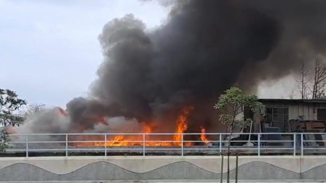 新北市金山區的一處鐵皮屋，在中午１２點１２分，冒出大量濃煙，火勢燃燒猛烈。（圖／新北市消防局提供）
