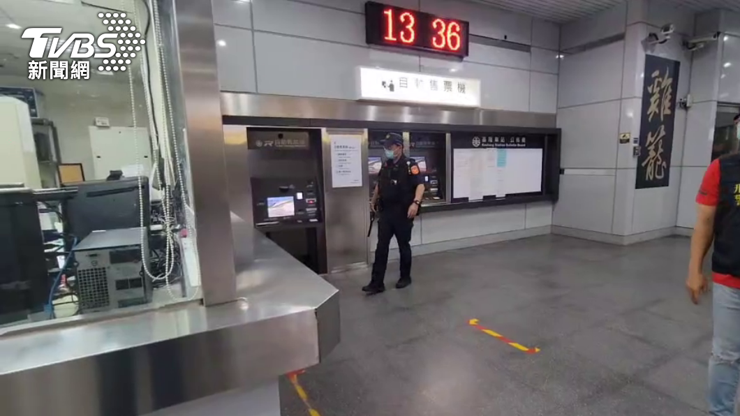 台鐵接獲恐嚇指基隆站被裝8炸彈，鐵警加強巡邏。（圖／TVBS）